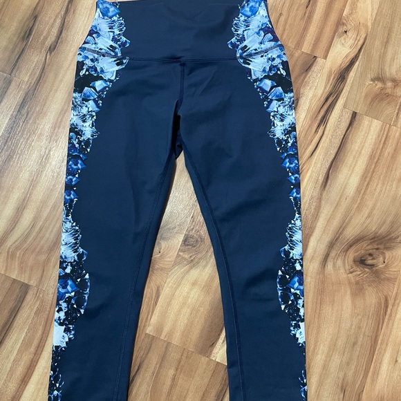 ALO Yoga Pants - Alo Yoga High Waist Airbrush Leggings in the Dark Crystal Sky pattern Sz M